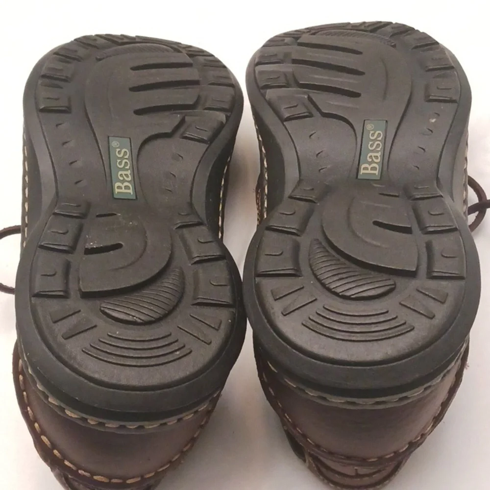 Bass size 9M men's brown upper leather shoes.